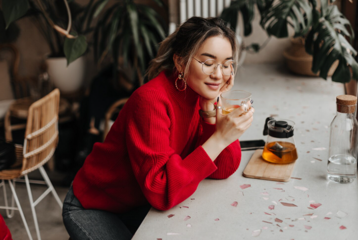 Beauty tea for glowing skin featuring hibiscus, rose petals, chamomile, green tea, and fresh botanical ingredients.